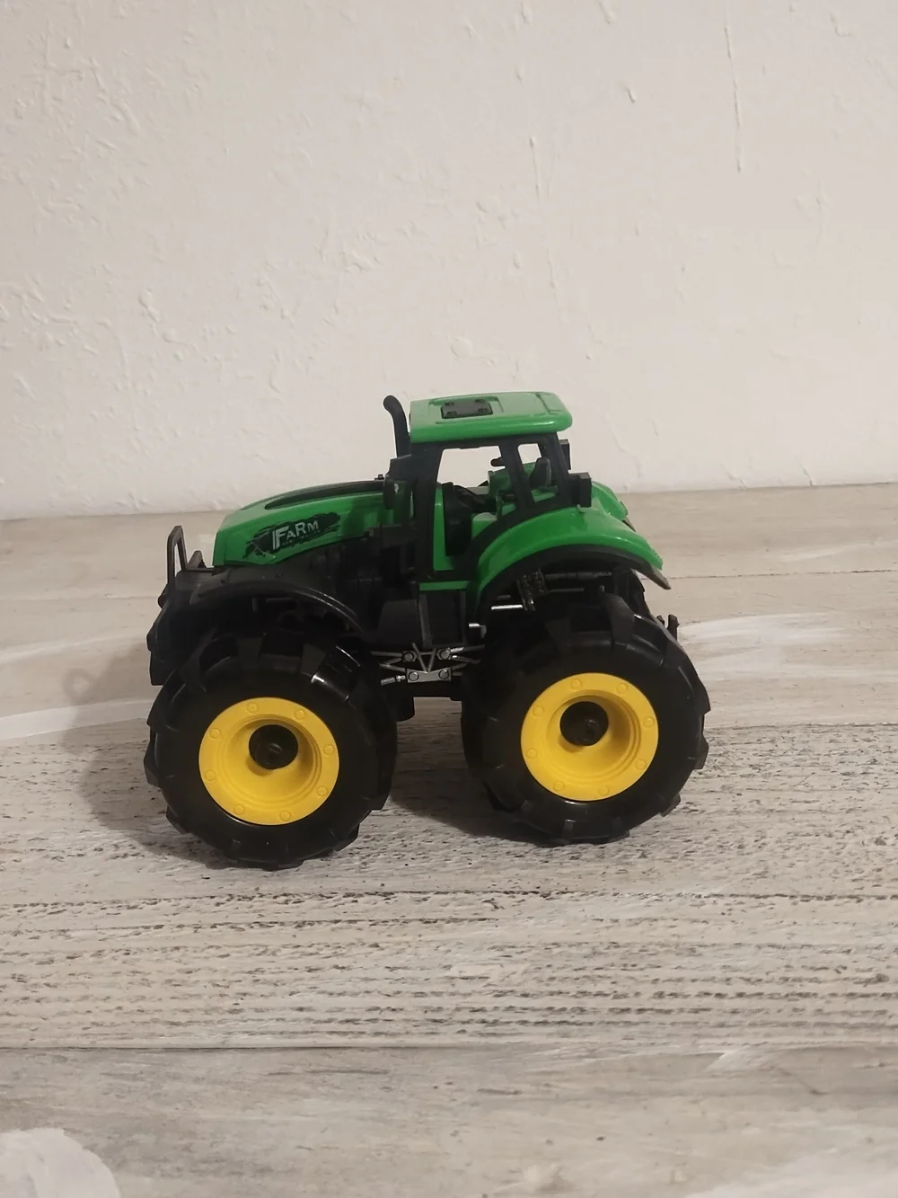 Green FARM Tractor Toy Vehicle very good condition
